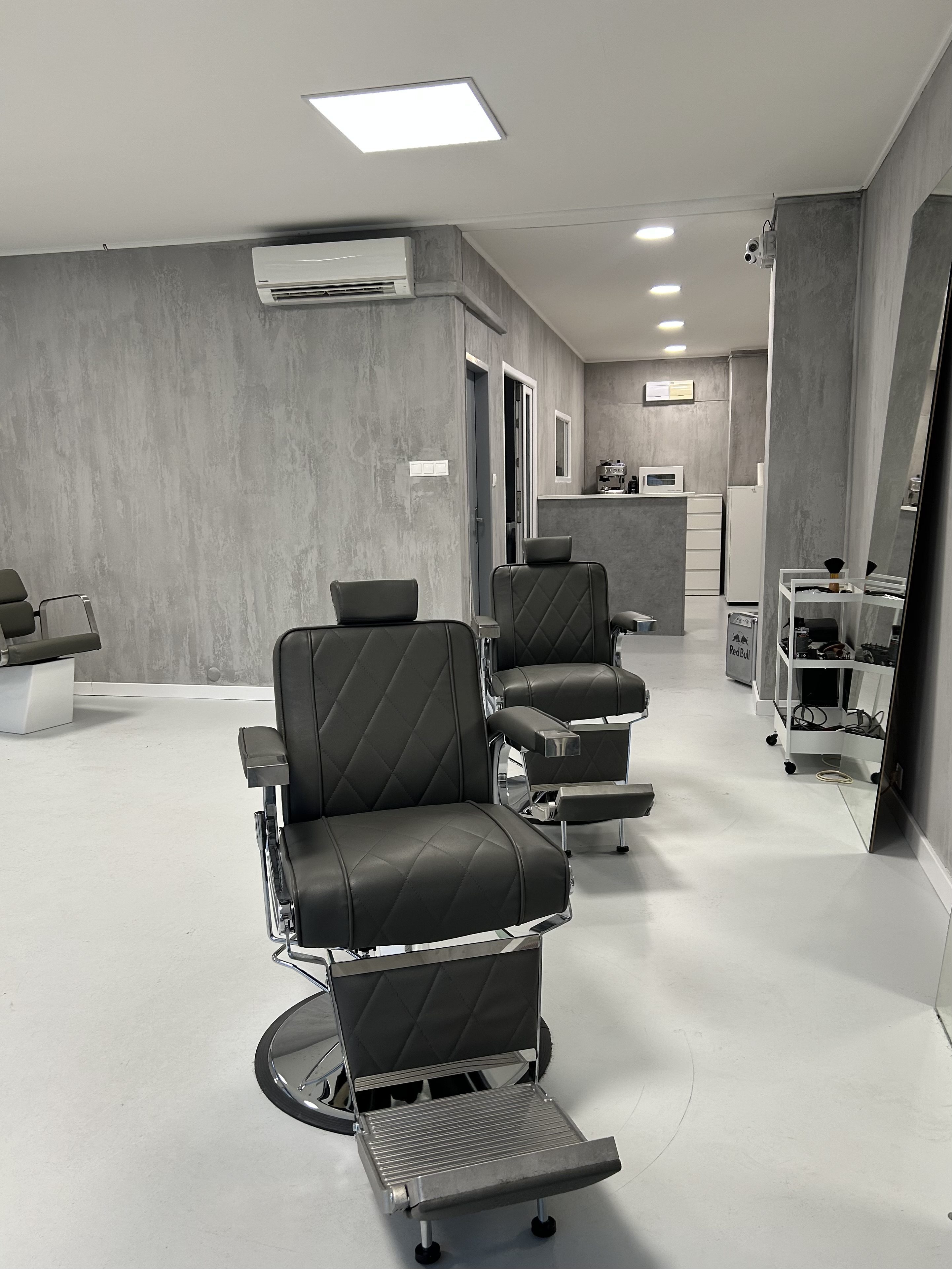 Minimalist barbershop tools